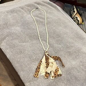 Chic Pearl and Leopard Accent Necklace